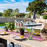 Art Renata With Pool & Sauna וילה רוביני