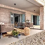 Art Renata With Pool & Sauna וילה