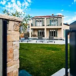 וילה Art Renata With Pool & Sauna רוביני