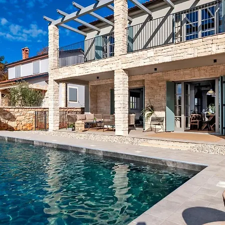 Art Renata With Pool & Sauna רוביני