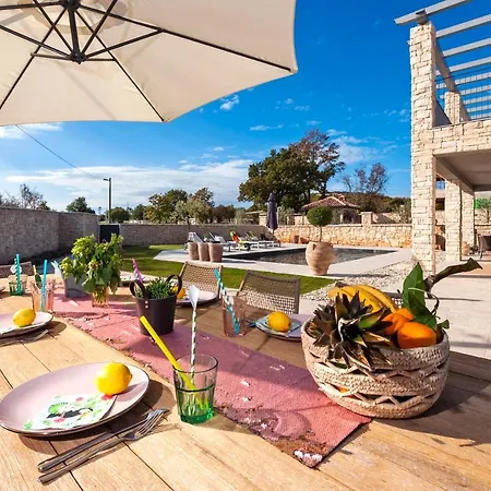 Art Renata With Pool, Hot Tub & Sauna Vila
