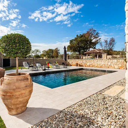 Art Renata With Pool, Hot Tub & Sauna Vila